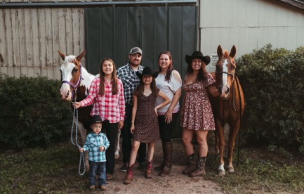 Familt photo with horses