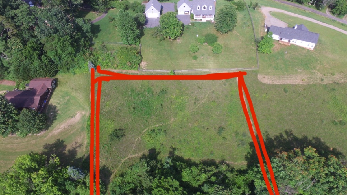 0.94 acres of leasable land for pasture (poultry/small livestock) or crop (fruit, flowers, etc.)