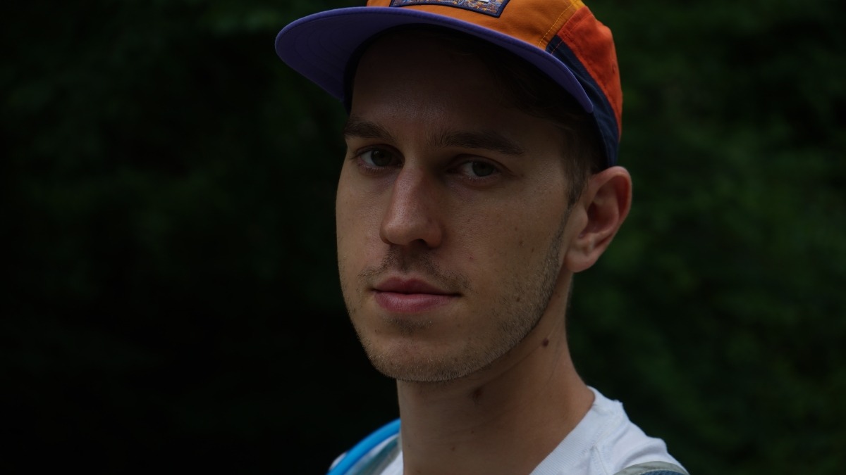 Photo of many with orange hat