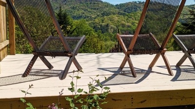 lunch deck overlooking mountains