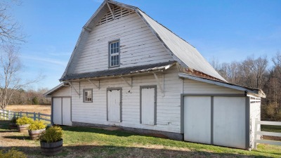 Secondary barn with retail / venue potential.